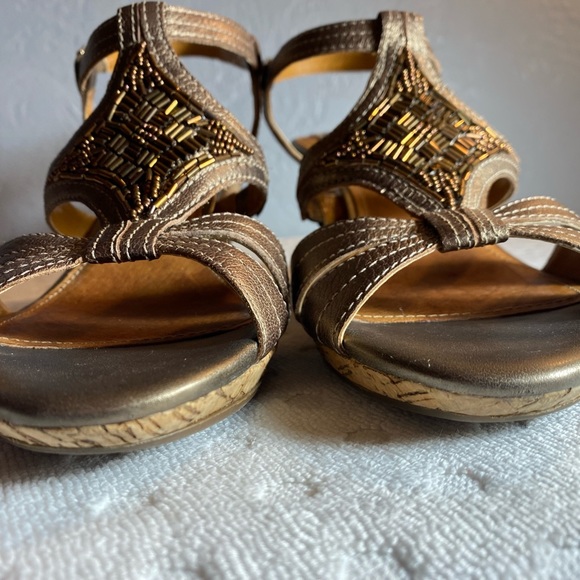 Clarks Bendables Bronze Leather Fiddle Bridge Beaded Cork Wedge Sandals - Picture 14 of 16